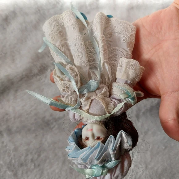 Beautiful Cottage 80s Vintage Porcelain Doll - Picture 9 of 9